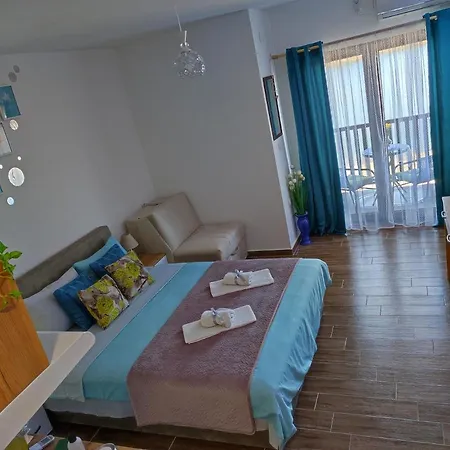 Adonis شقة Ostrovo